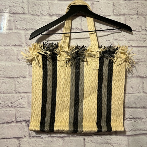BTB LOS ANGELES FRINGE STRAW TOTE BAG - Picture 4 of 7